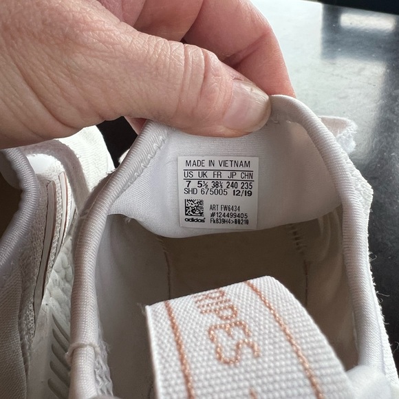 Adidas women’s NMD_R1 'White Rose Gold Metallic - Picture 4 of 8